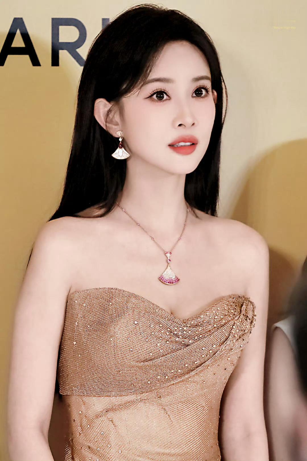 孟子义裸色抹胸look，黑长直好美！ ​​​