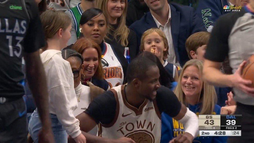 队记斯莱特：乔纳森库明加昨晚扭伤/过度伸展脚踝后左膝酸痛，将缺席明天在明尼苏达州