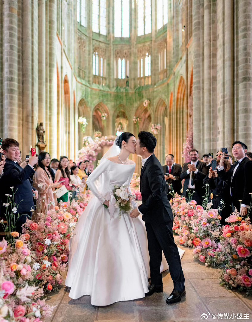 奚梦瑶何猷君婚礼花艺估价 赌王家的排面确实顶级，普通人羡慕不来，看看图片感受一下