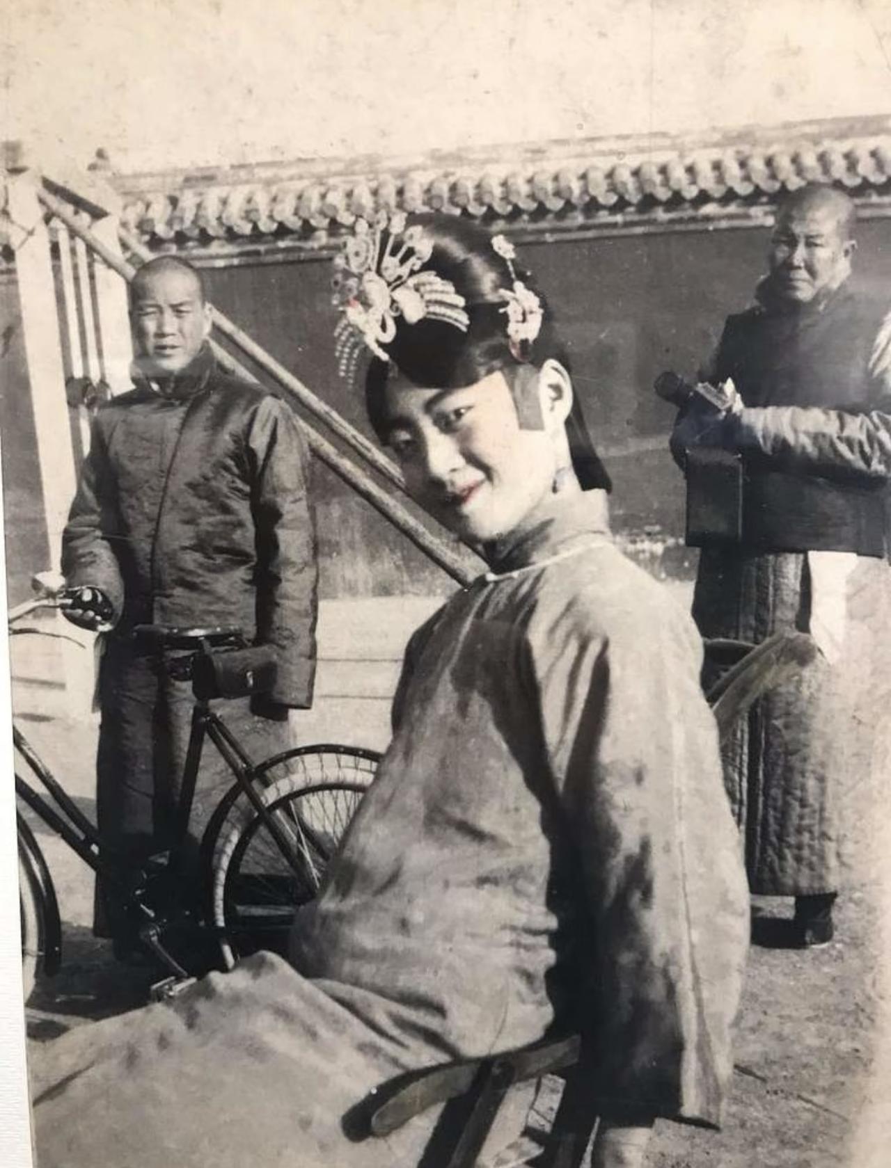 没想到紫禁城里的末代皇后婉容，当年最潮的爱好居然是骑自行车！这张故宫老照片里，回