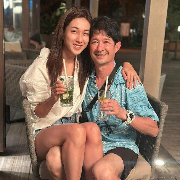 藝人鍾嘉欣與脊醫Jeremy在2015年結婚後，先後誕下兩女一子，並回流加拿大定