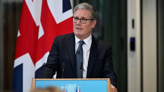 登上访华专机前，斯塔默摊牌：中国是“威胁”，但钱还要继续赚。11月20日，英方媒