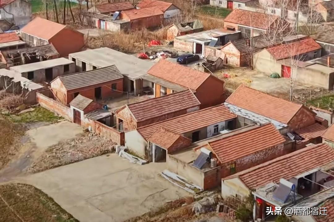 不少自媒体专拍苏北农村老旧房屋，刻意营造“苏北很穷”的假象，误导大众。
事实上，