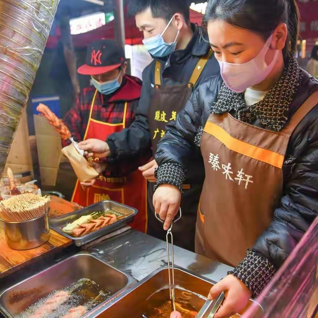 你能想象吗？湖北荆州一对夫妻，靠炸淀粉肠年入超百万，还买房买车了！这背后究竟藏着