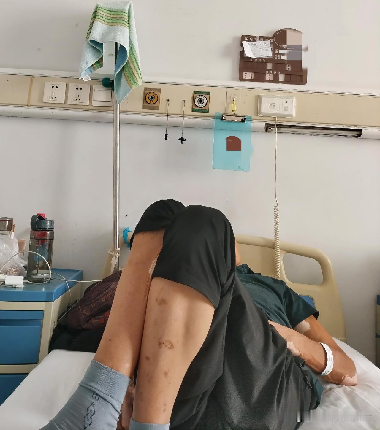 今天大早上带我爸去做胃镜，没想到被告知那种无痛胃镜还不能做，只能做普通插管胃镜，