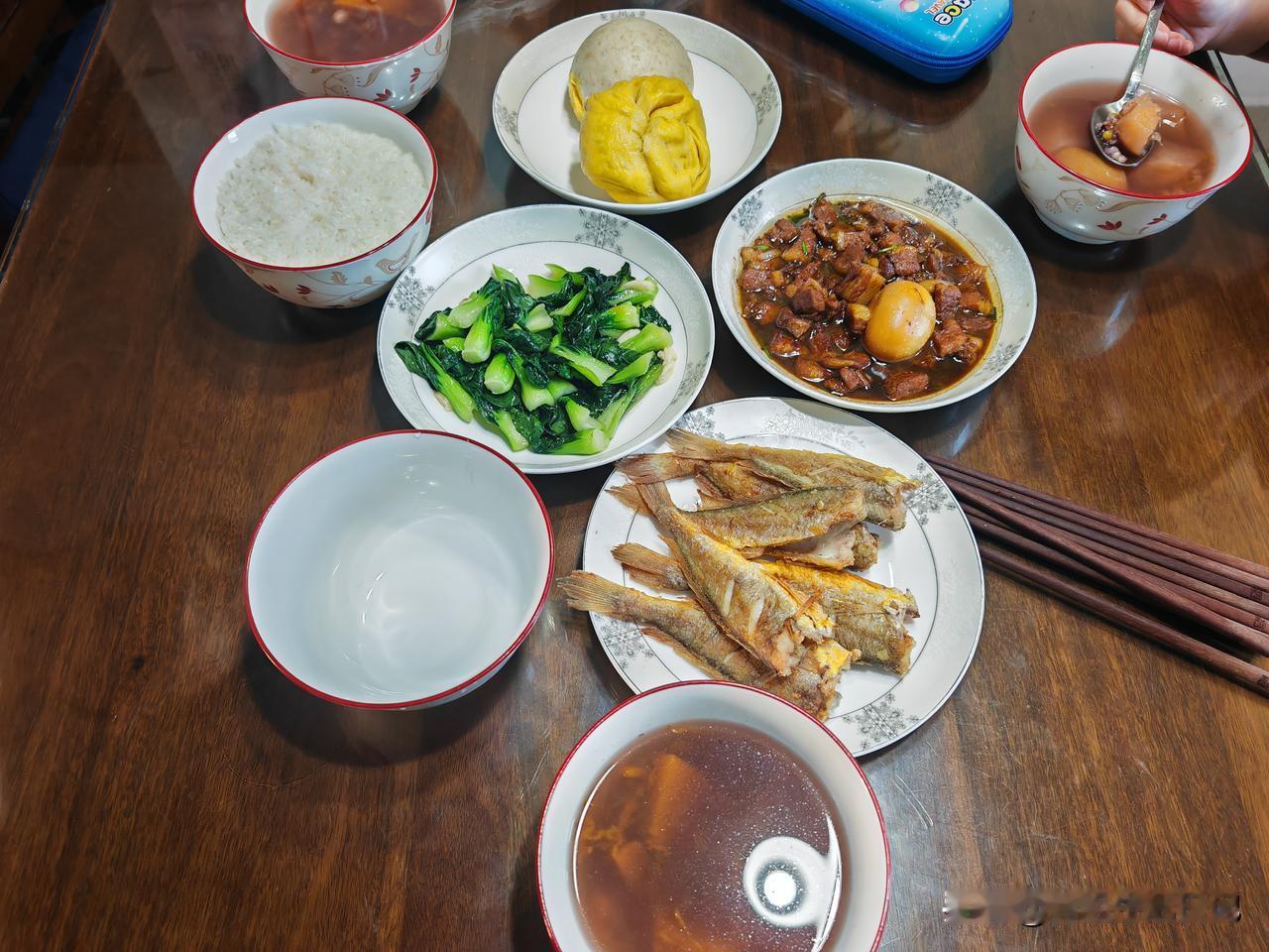 晚餐分享～
昨天下午在叮咚买菜下单，买的黑猪去皮五花肉，一盒小黄鱼，一盒黄心土豆