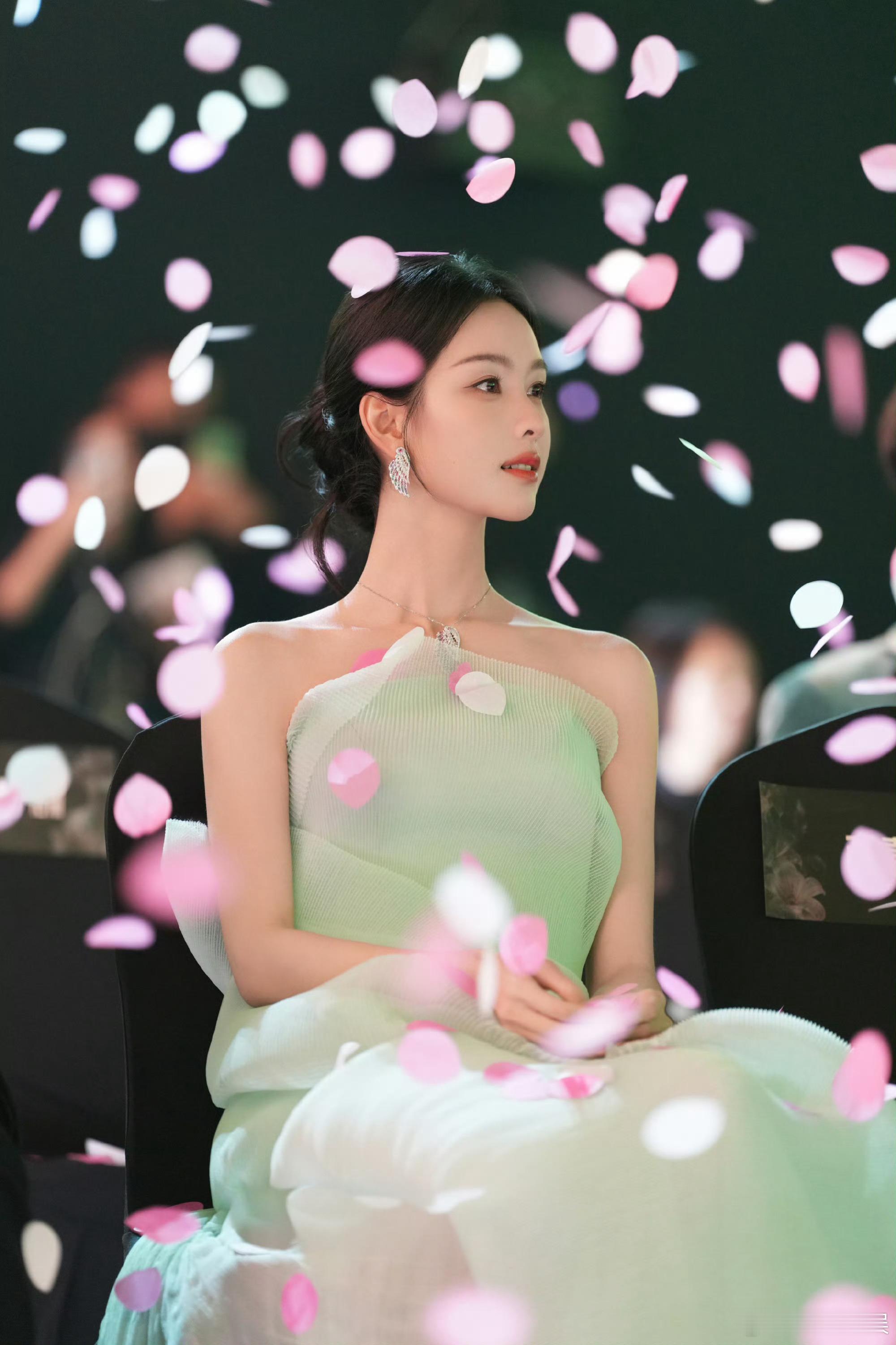 花瓣雨里的陈都灵陈都灵星光大赏神图陈都灵星光大赏神图，好美，