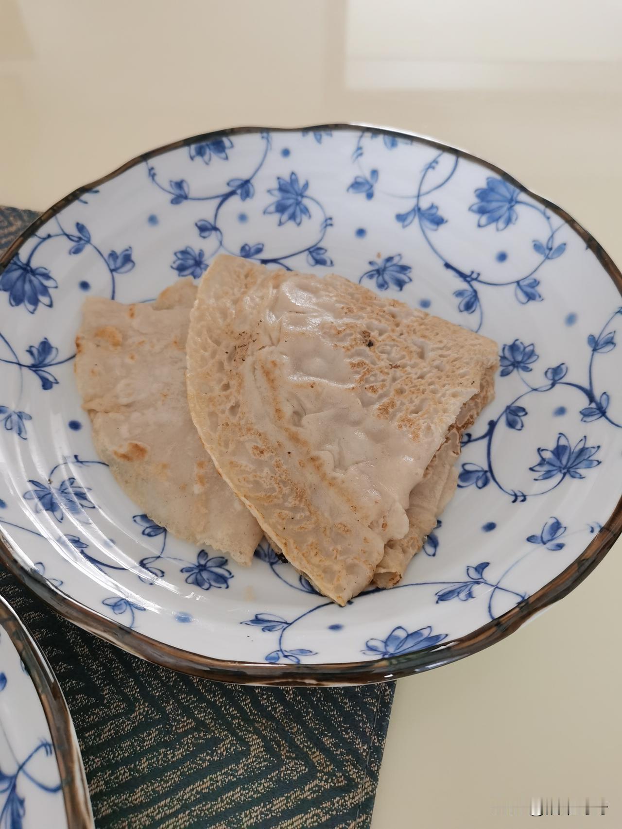 去饭馆喝粥，刚喝两口，发现碗里飘着一根葱花。
我跟老板说我没要葱花，老板：“它自