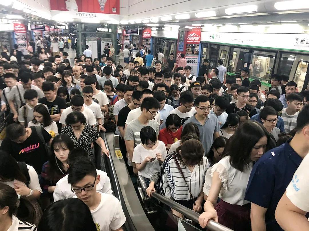 牛马的一天是怎么度过的：

早上六点多起床，挤地铁坐公交出门上班，距离短则半小时
