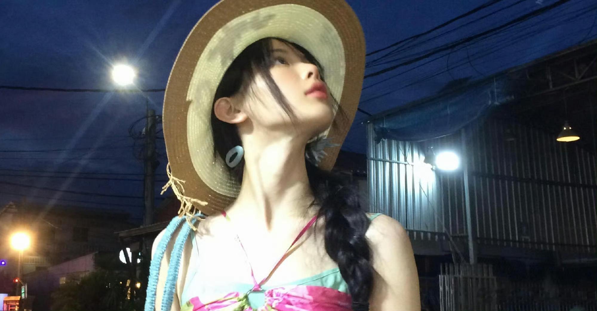 请问草帽+麻花辫是杨超越的氛围感密码吗[拜托]清新感直接拉满，仿佛看到早期灵动的