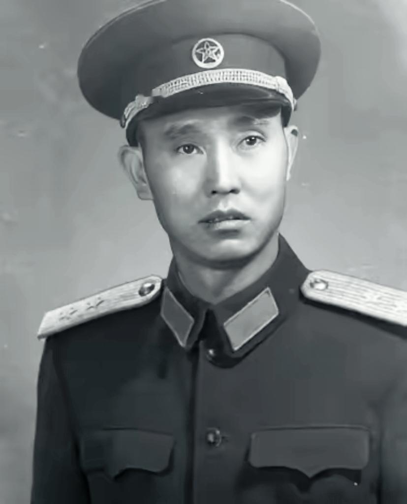 1947年，解放军师长周志坚大腿根部受伤住院，这时，一19岁女护士来到他的病房，