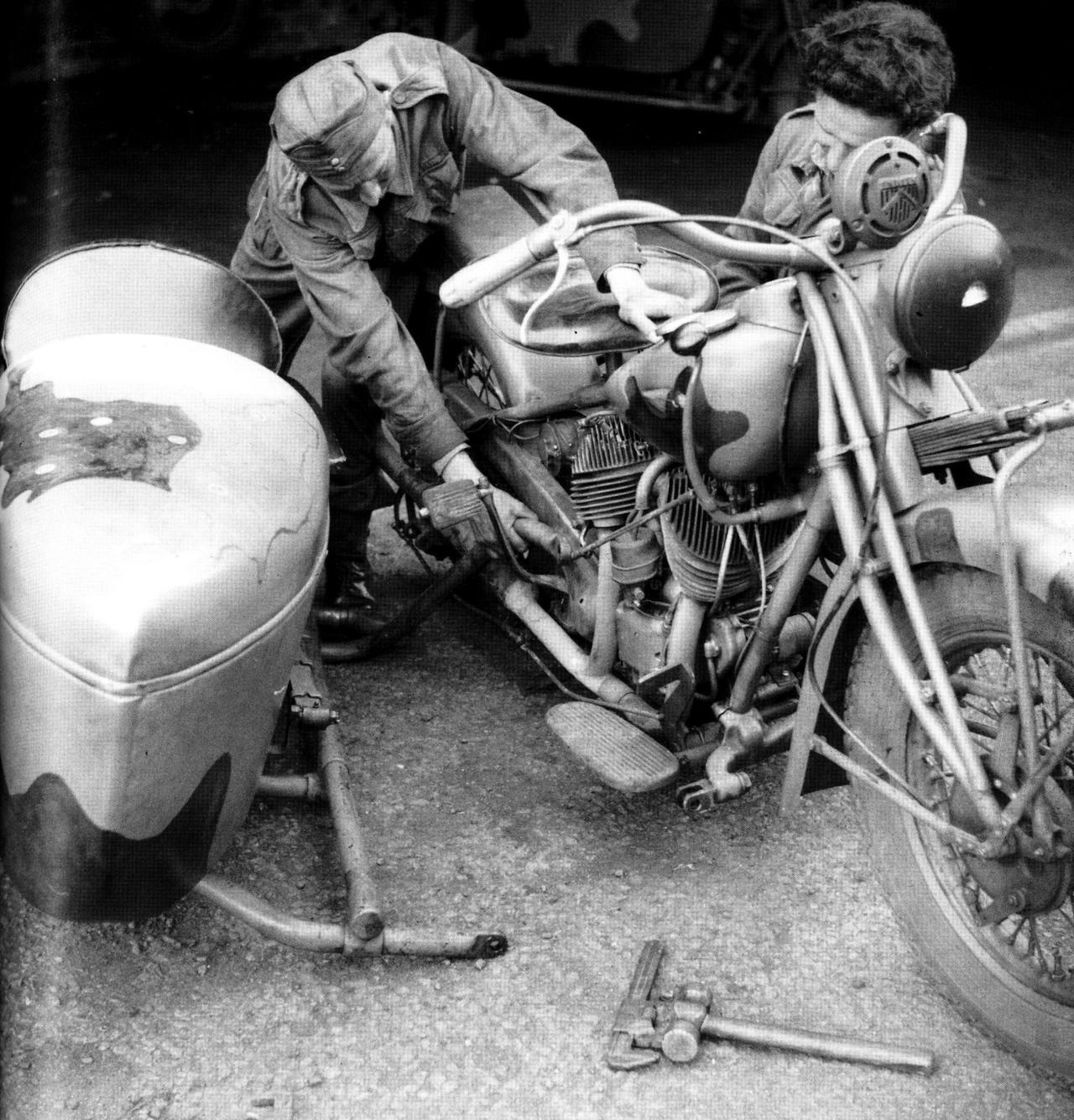 英国地面 + 波兰士兵 + 美国摩托。离了美援，英国佬根本打不赢德国人——194