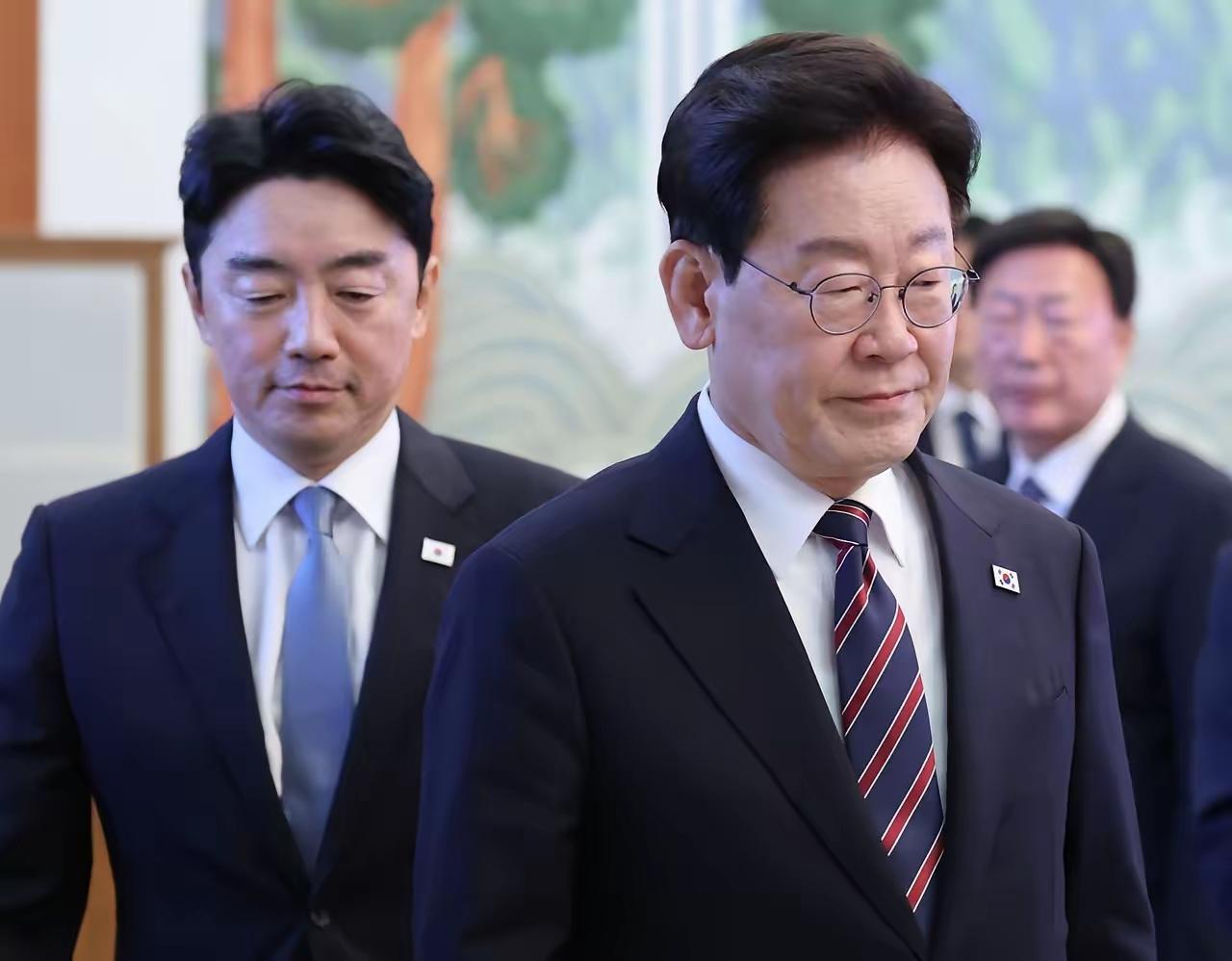 韩国总统李在明的秘书室长，青瓦台幕僚长姜勋植主动辞职了。
姜勋植绝对是李在明信得