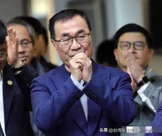 国民党参选人李四川在蓝白整合民调中胜出，将成为蓝白共推的新北市长参选人，对决民进