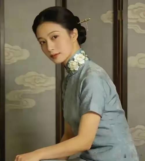 1961年，年轻貌美的马月兰，被迫嫁给了自己的亲伯父马步芳，谁知没过多久，色胆包
