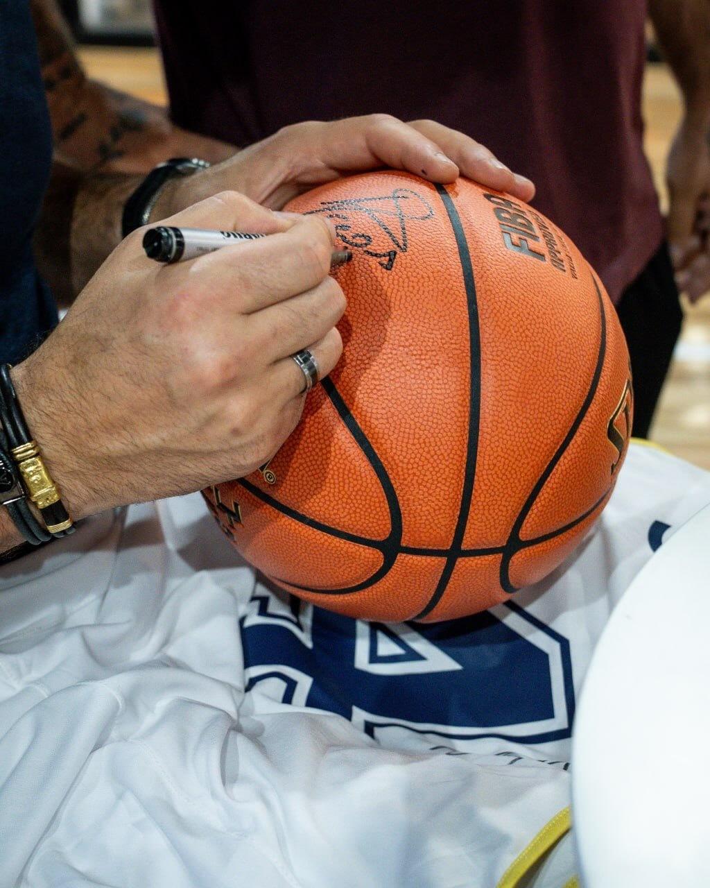 「老熟人」路易斯·斯科拉（Luis Scola）近日到访位于阿根廷的NBA官方商