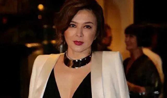 娱乐圈的内斗也是此起彼伏。在资源为王的环境下，很多明星为了追求仅有的资源，甚至忘