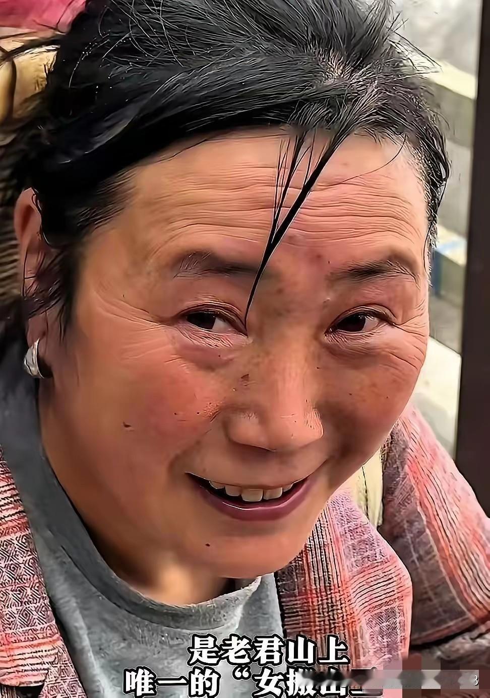 河南洛阳，女子在老君山当挑山工11年，每天背起200斤货物上山，记者问她干到什么