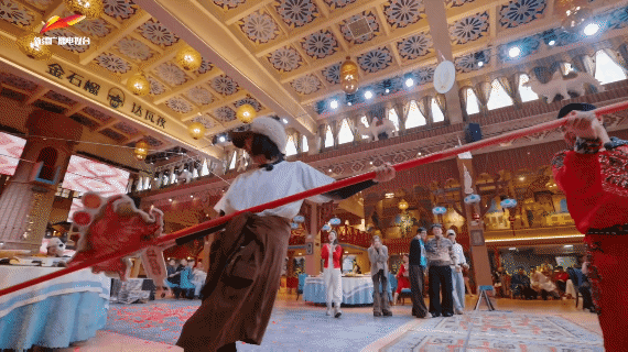 黄小蕾走钢丝不靠腿全靠嘴黄小蕾走钢丝 别人靠稳，姐靠嗓门稳住重心，一边害怕一边往