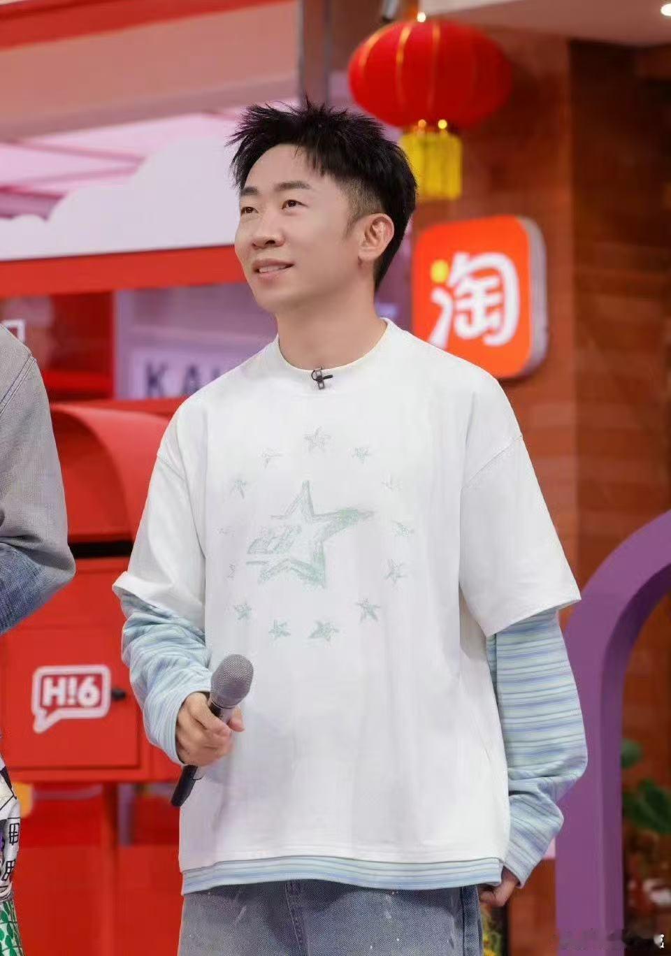 丁程鑫夸杨迪跳舞情绪价值拉满 丁程鑫把杨迪夸成翘嘴快乐氛围直接拉满！杨迪练舞天赋