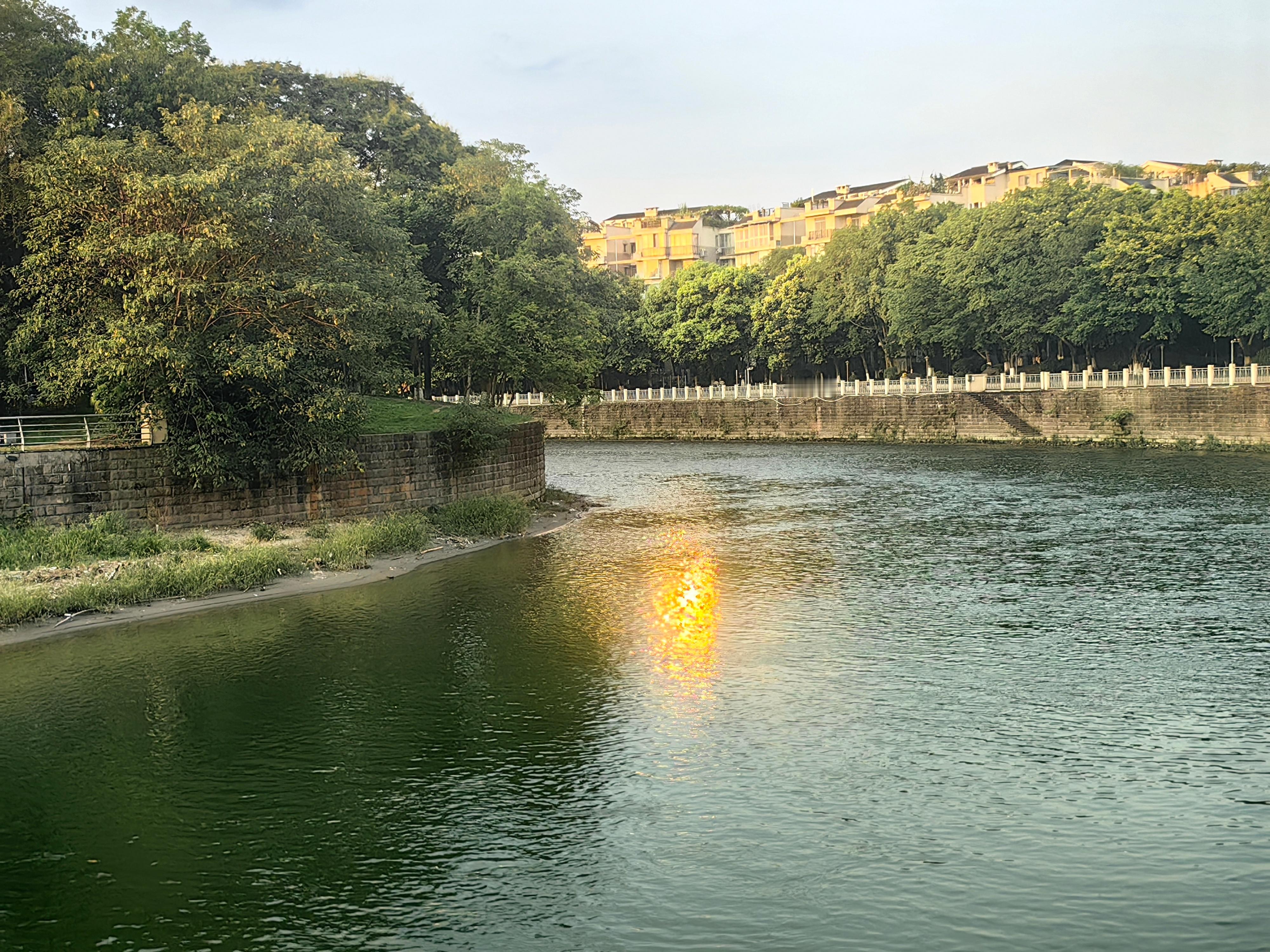 晚餐后沿江安河边溜达，逆流而行，回望夕照。 成都·江安花园