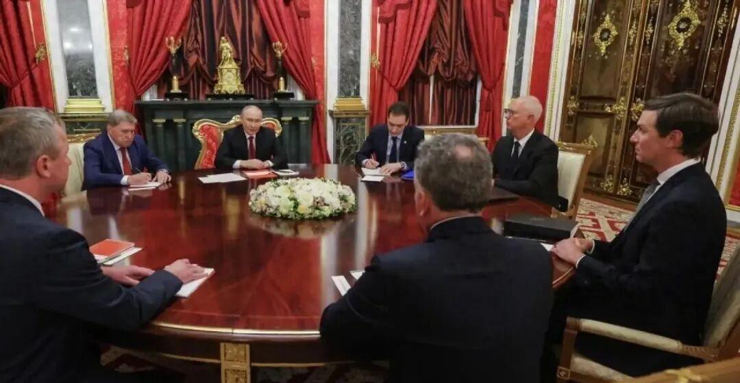 针对日本政府加速“再军事化”、谋求突破战后“和平宪法”限制的举动，中俄日前频繁提