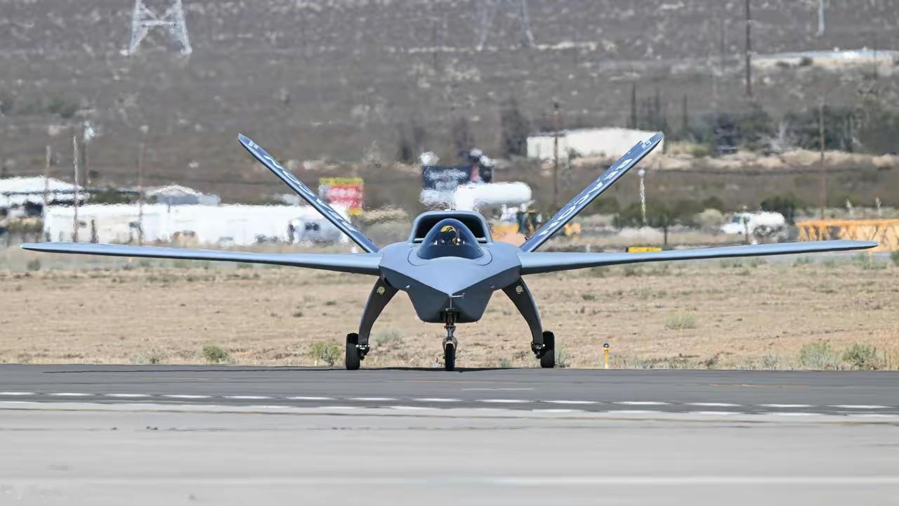 美国的有人驾驶无人机了解一下

这是一架跨音速飞行气动验证机。因为这个国家没有跨