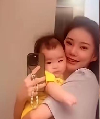 四月萌娃反差日常！温柔撒娇转头暴击爸妈太真实
 
千万别低估四个月小宝宝的“隐藏