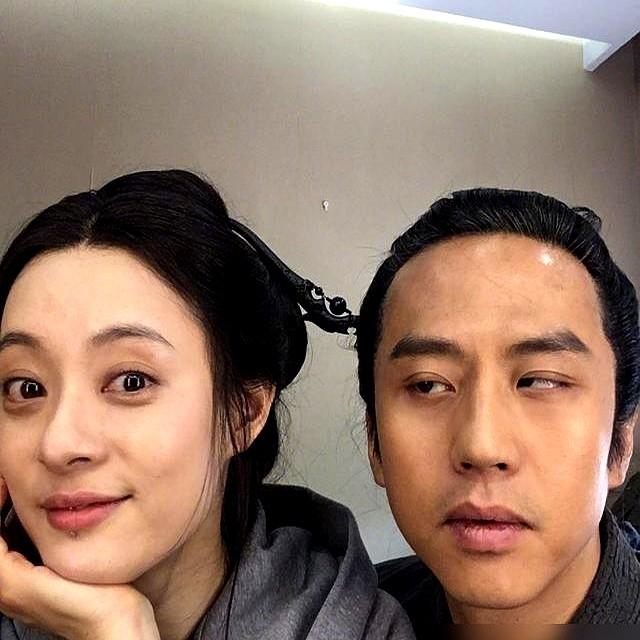 都说娱乐圈水深，我看未必。

邓超脚边趴着的，不只是狗，是十几年的坚持。

孙俪