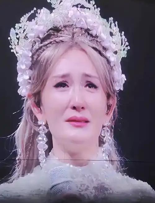 真是万万没想到，谢娜巡演取消挨骂这事，最先站出来说话的居然是她。
 
六月底娱乐