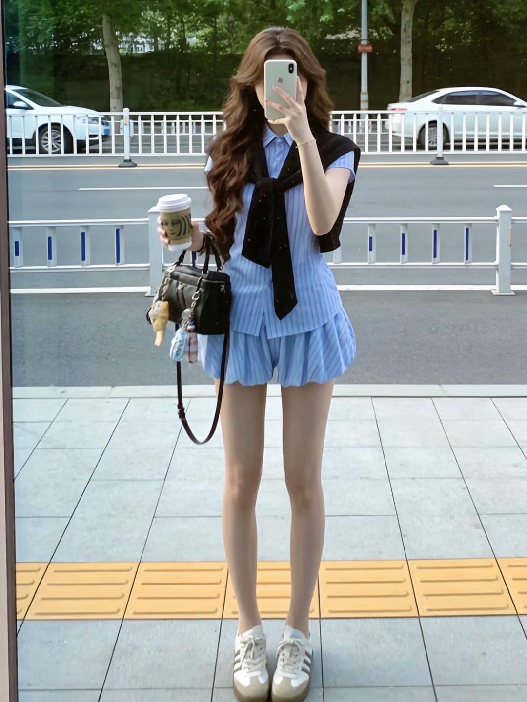 夏日穿搭 被这套蓝条纹套装拿捏了！
清清爽爽的蓝白条纹，自带降温感
搭配同色系花