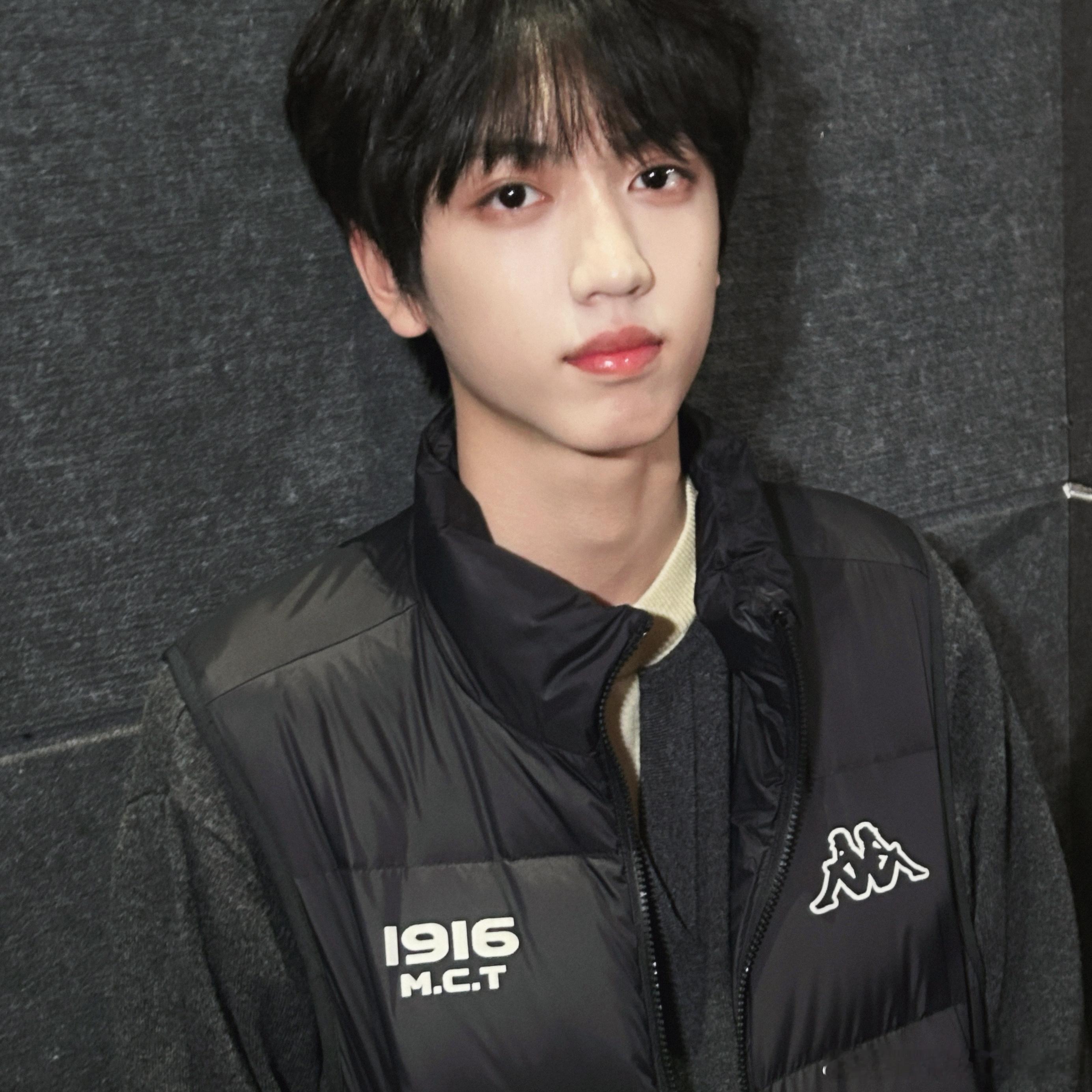 张桂源六宫格营业照更新11月11日的11点11分~就这样在萌和帅之间随意切换~ 