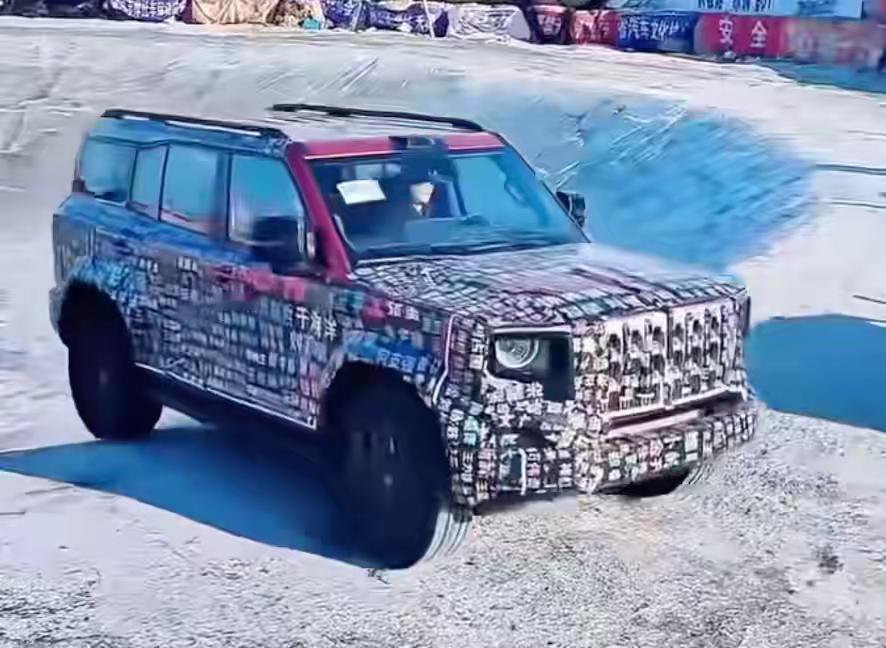 红旗越野伪装车曝光。“方盒子”造型，非承载式车身，四电机，三把锁，今年上市。大家