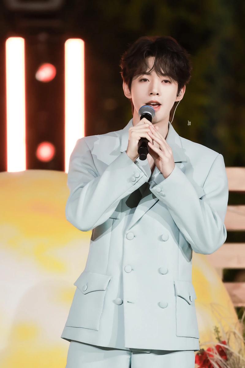 4月20日，邓为现身深圳，参与2026年央视五四晚会录制。这是他连续第二年登此舞