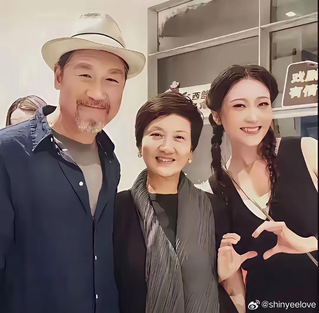 张国立夫妇收养的闺女张可碹长大了。眉眼间像极了张国立，邓婕对她视如己出 ​​​
