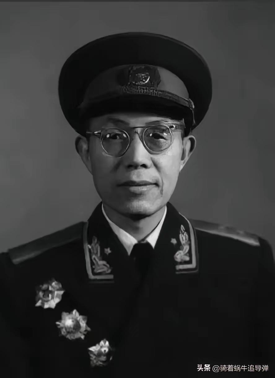 1937年，一红军干部流浪大西北，靠给地主写对联谋生。地主看完字迹后，压低声音：