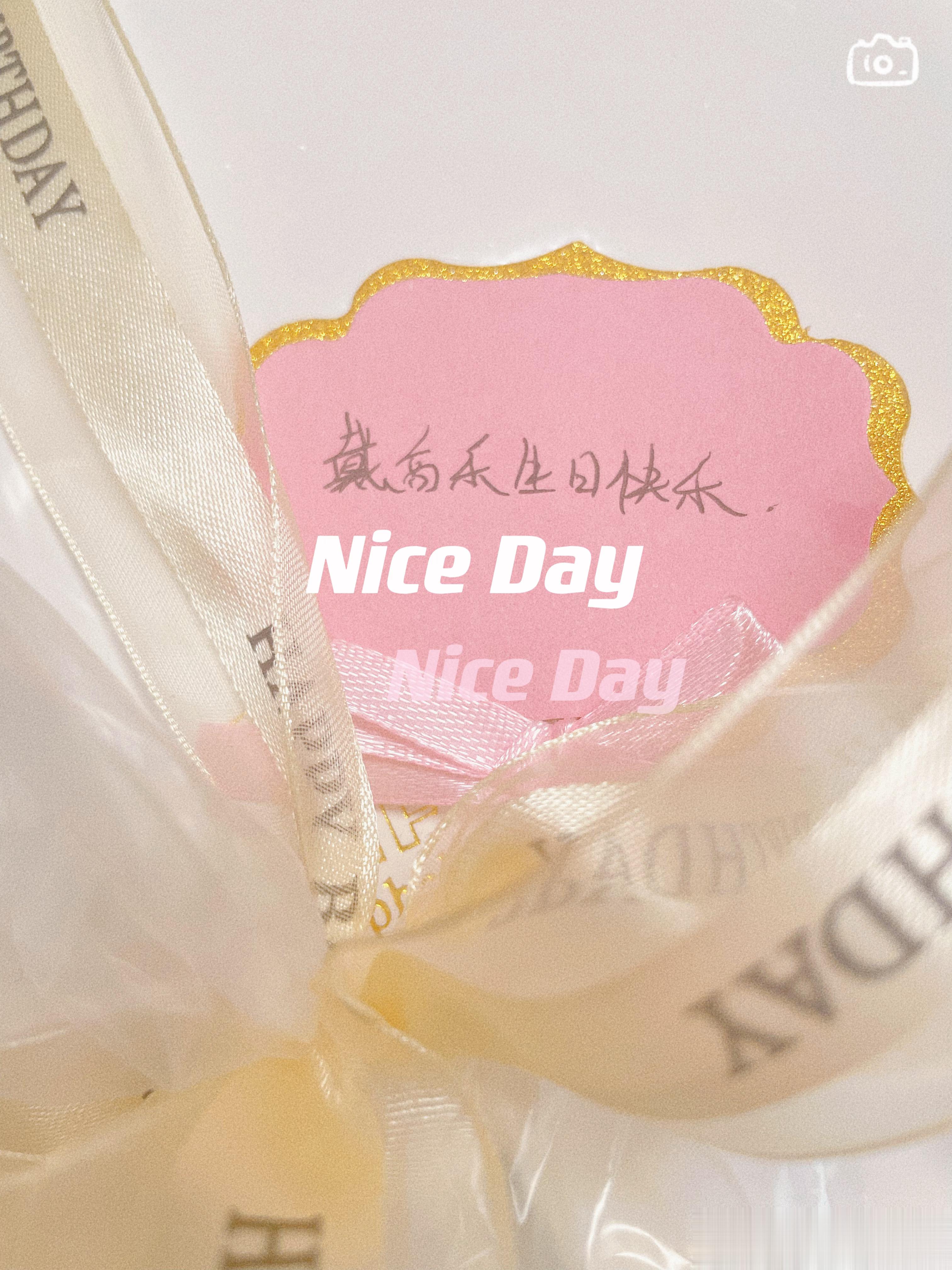 今年我老公作了个妖，蛋糕标签是戴高乐。据他解释：戴高乐=戴高帽很快乐。他完全能看