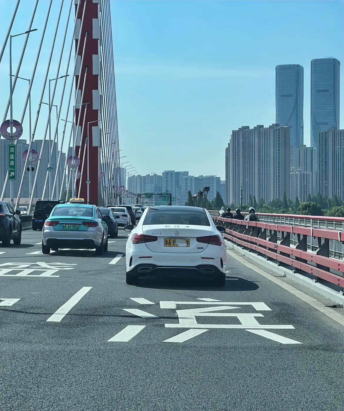 不是，现在教练车都发展成这样了？

今天路上发现一个教练车，定睛一看，还是个奔驰