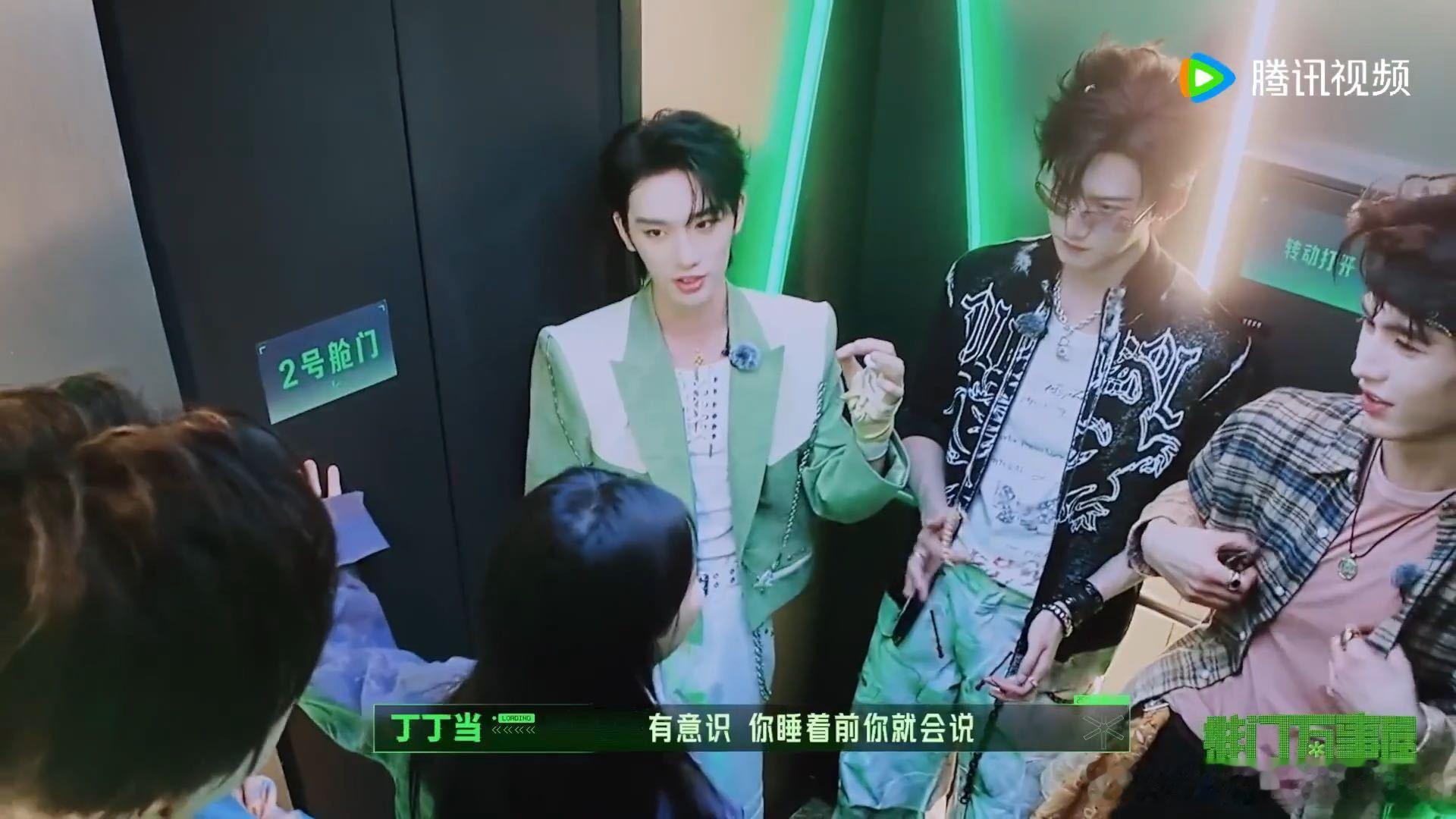 金靖问丁程鑫睡觉会压到手吗丁程鑫手举了一个月了 丁程鑫手举一个月仍认真调整睡觉姿
