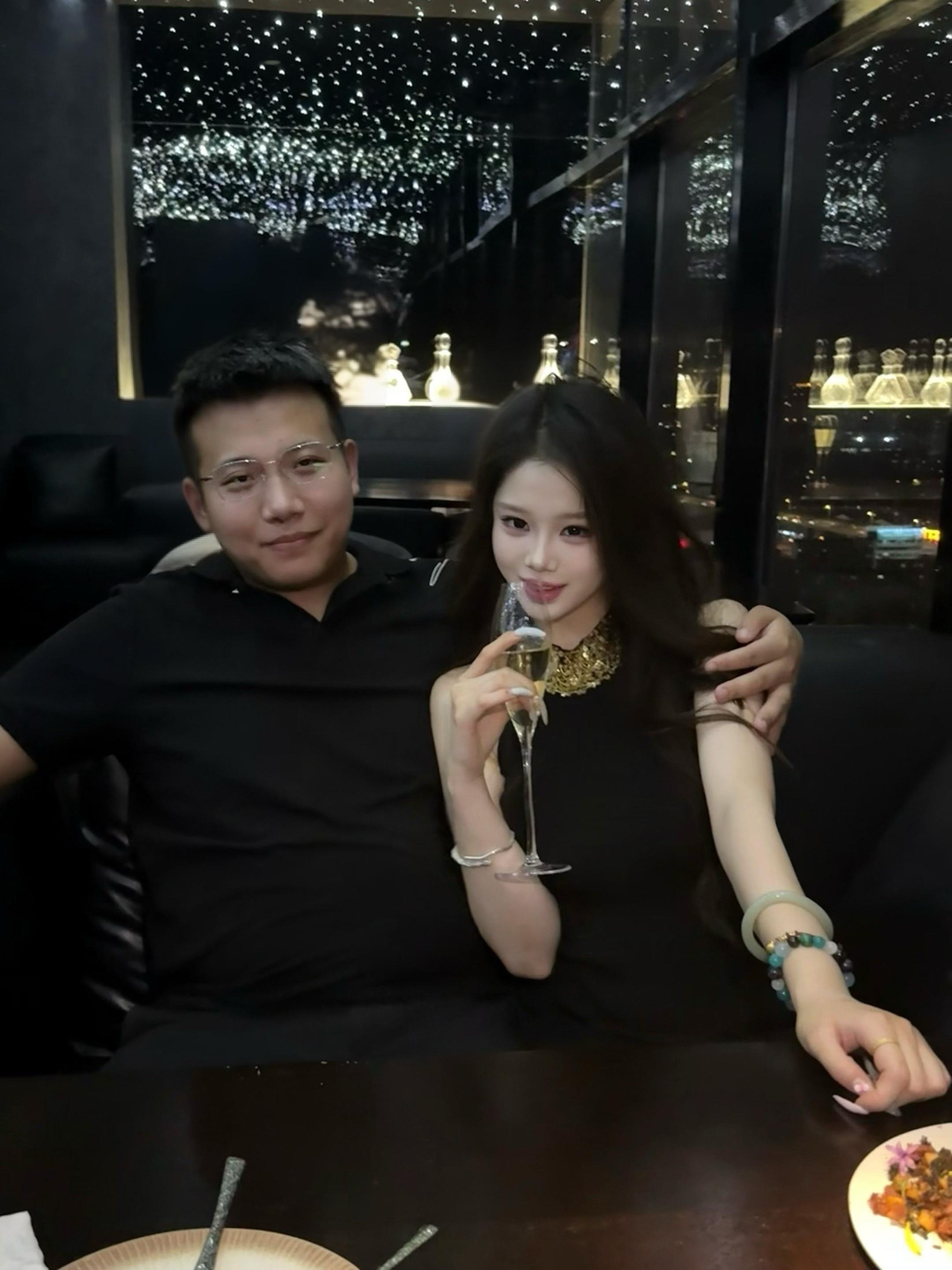 我故意打扮成熟 想跨越你我年龄的那道隔阂 能配得上你 却忘了你早已在这...