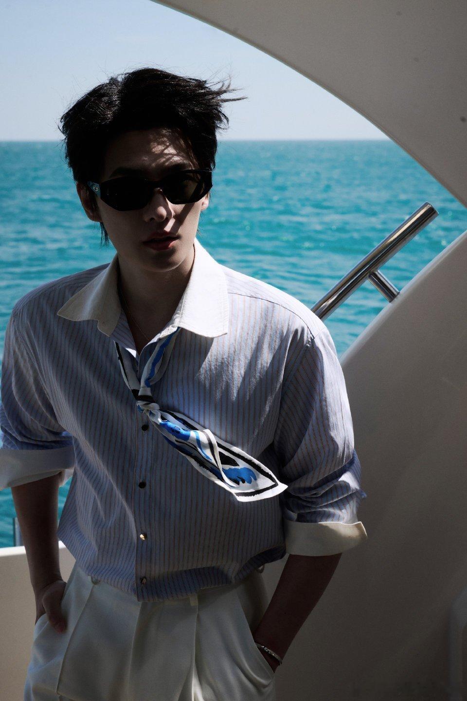 杨洋少年感海景live杨洋夏日海景大片 夏日限定的海边少年！杨洋游艇live太会