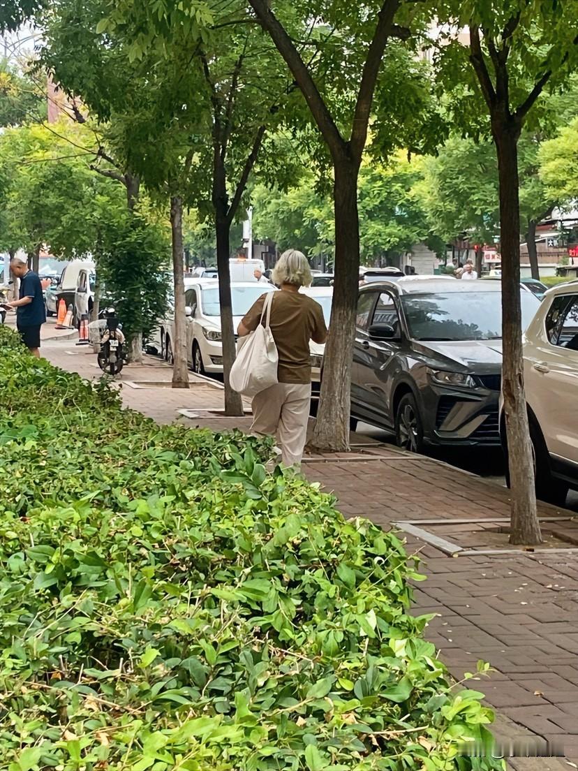 我现在有点庆幸，我的新锐标签还在！头条大咖素老三都被取消了新锐资格！
我这个小作