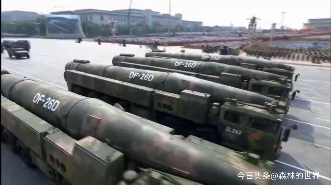 东风-26D亮相后，可把美军愁坏啦。其具备15马赫及以上的突防速度和“打水漂”式
