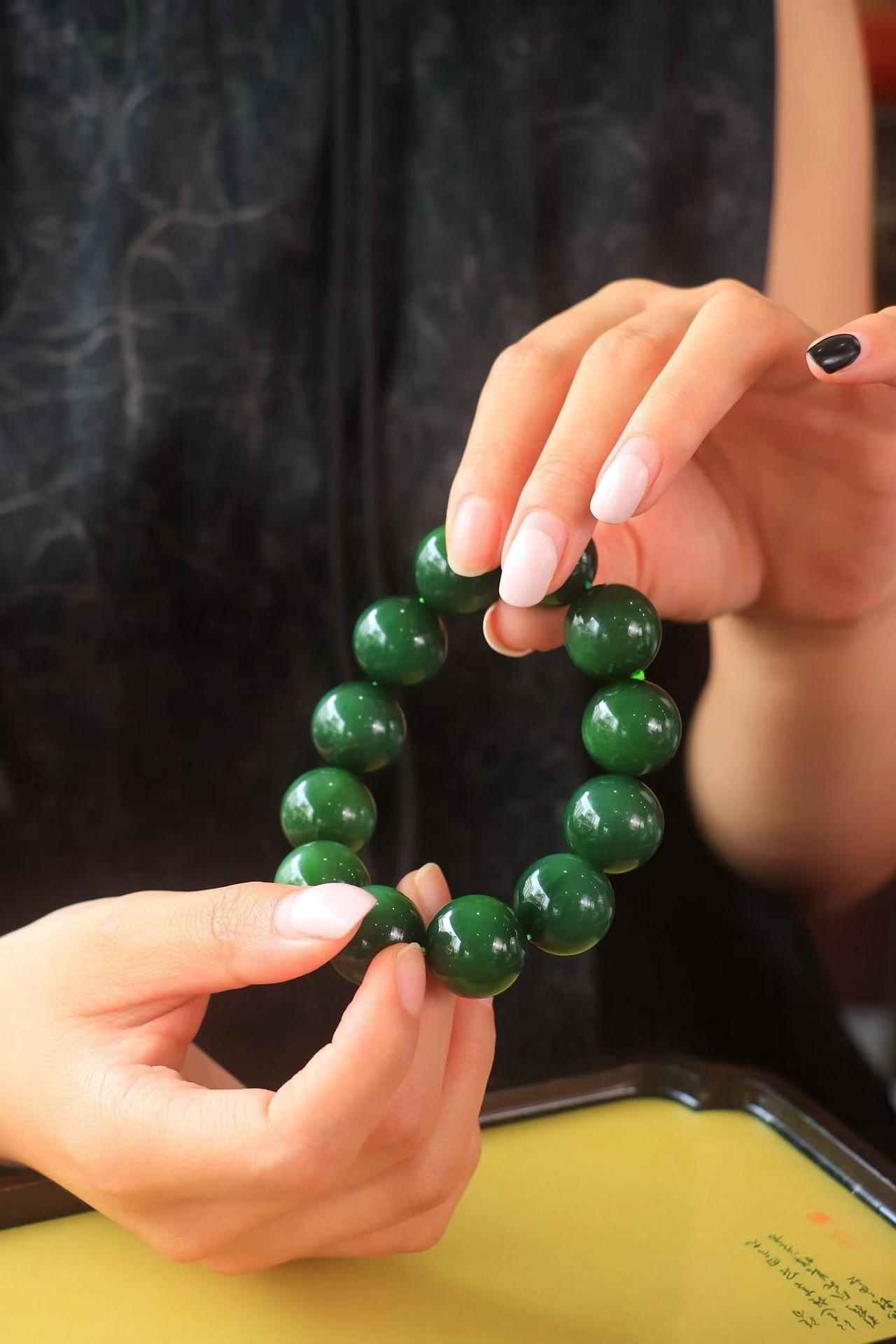 〈碧若春山·手串〉

精品和田碧玉手串🌹玉质温润细腻 佩戴舒适～间关莺语花底滑