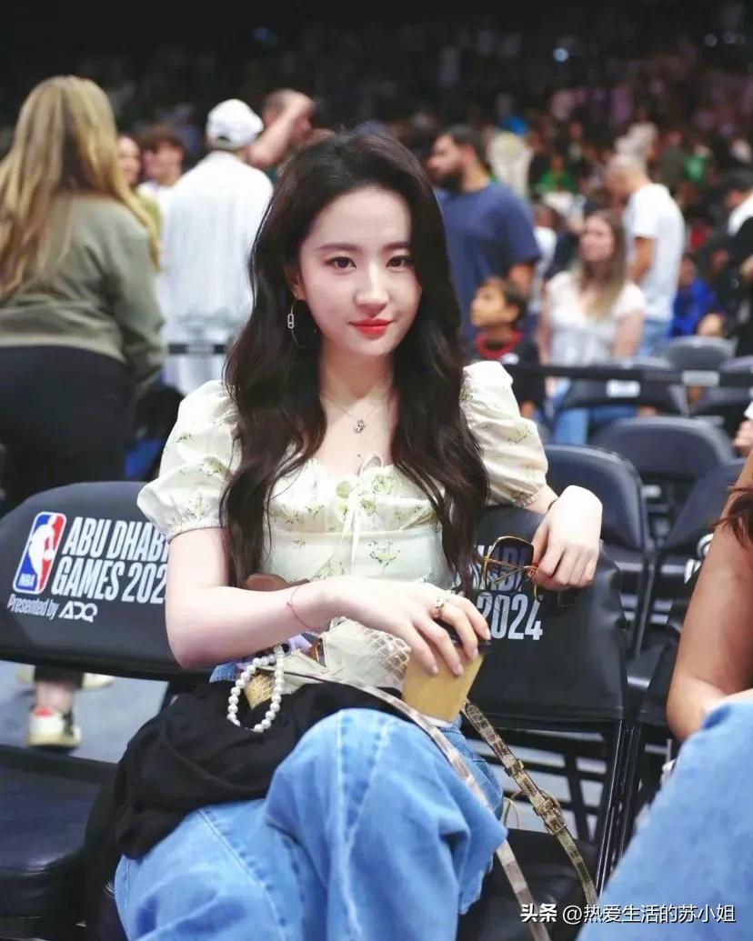 刘亦菲阿布扎比NBA观赛，穿搭就是黄亦玫本枚啊
刘亦菲应阿布扎比邀请NBA观赛，