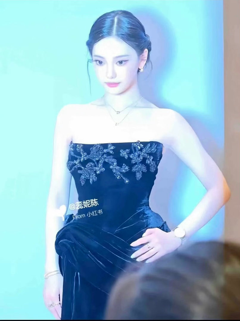 这一张好完美 好梦幻的风格宁艺卓黑丝绒抹胸长裙 /宁艺卓穿了高定 /宁艺卓深圳宝