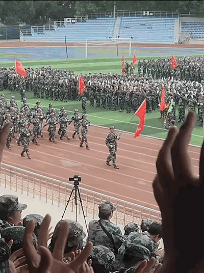 最近黑龙江绥化学院火出圈了，军训现场，一群听障大学生们在教官的指引下，在全校师生