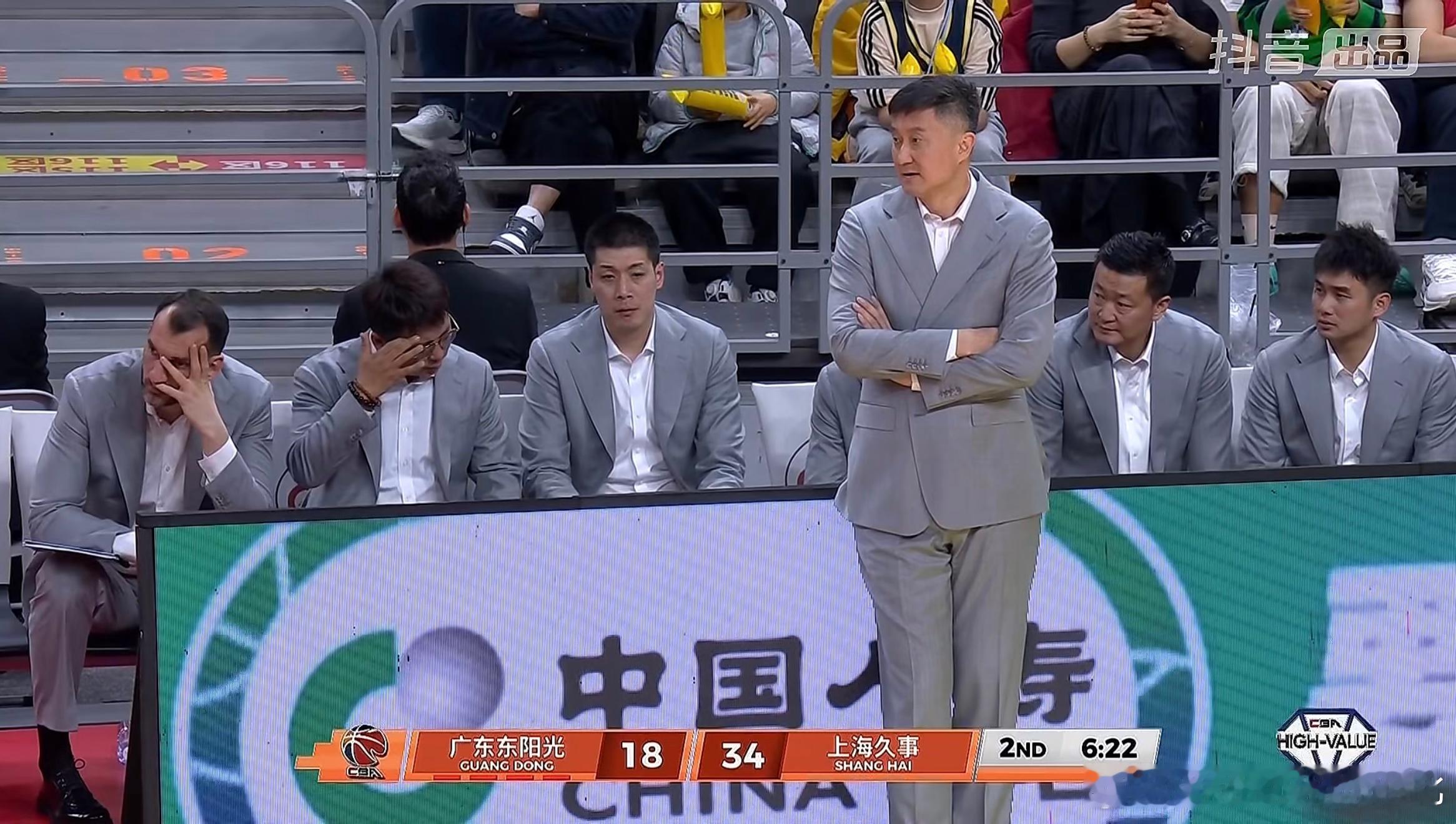 广东男团被打没电了CBA广东男篮vs上海男篮杜锋