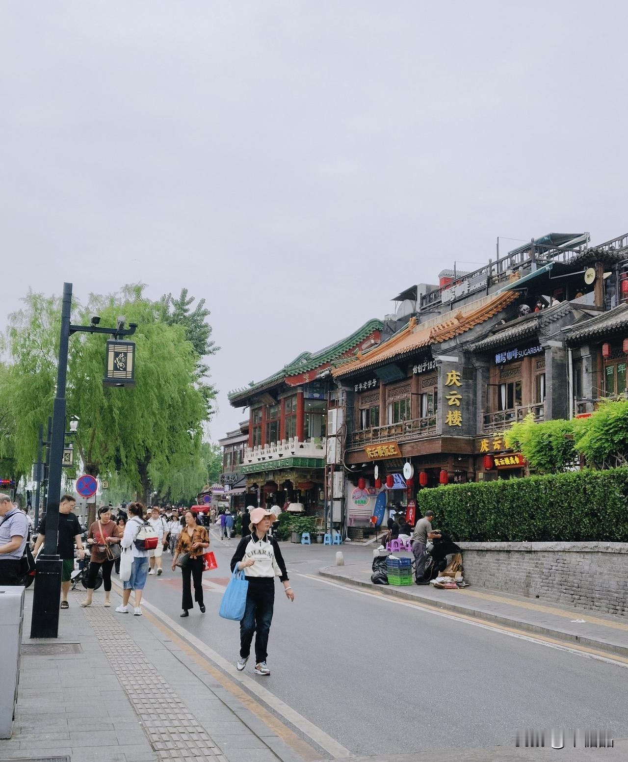 老板娘很出色，把店里流量拉满了。关于庆云楼您不知道的6件事。

❶庆云楼饭庄的牌