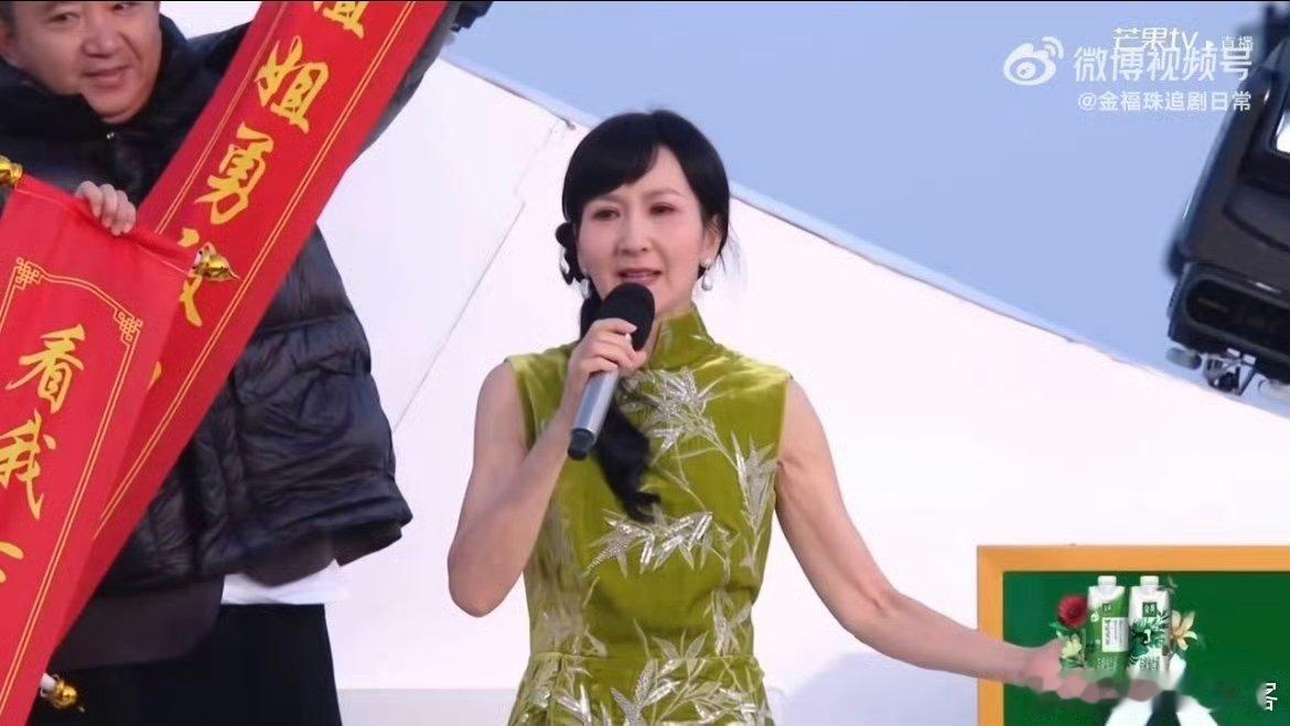陈美琪从杭州给叶童带了定胜糕小青给许仙带了定胜糕乘风之夜 乘风舞台上的“江南惊喜